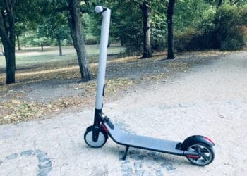 Segway ES2 E-Scooter im Park