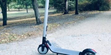 Segway ES2 E-Scooter im Park