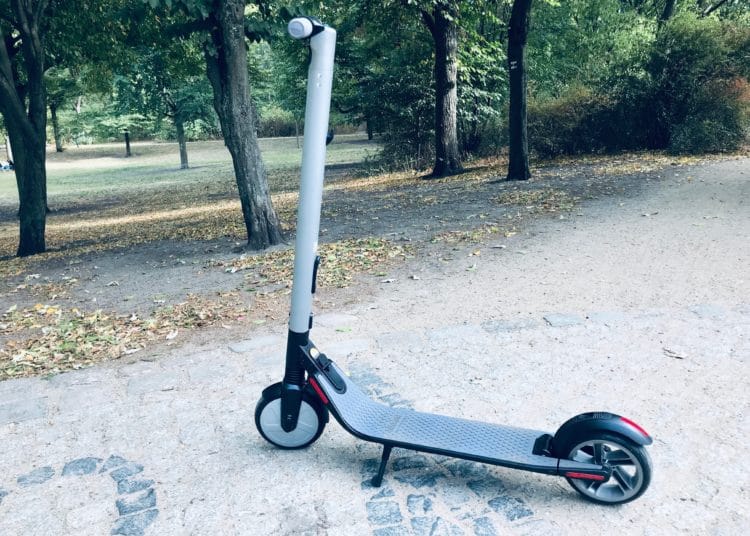 Segway ES2 E-Scooter im Park