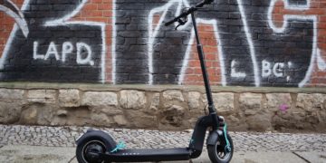 E-Scooter | Video - UNADJUSTEDNONRAW thumb 4bc13