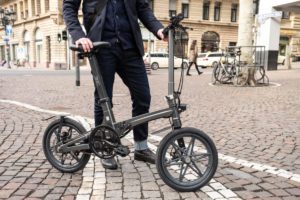 The One: Leichtes klappbares E-Bike feiert Premiere