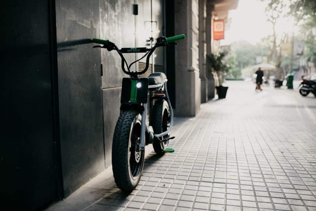Lil'Buddy Ruff Cycles in einer Gasse