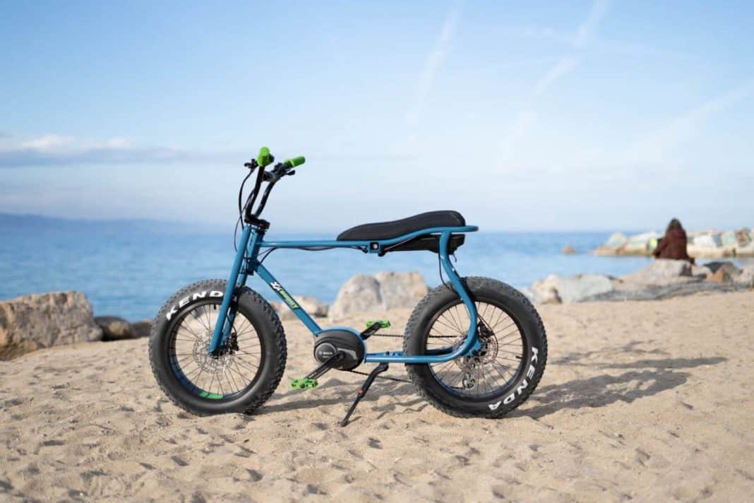Lil'Buddy Ruff Cycles in blau aum Strand