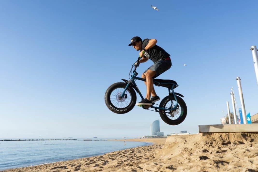 Lil'Buddy Ruff Cycles beim Sprung