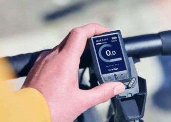 Das Entfernen des Kiox-Displays wird mit einem Geräusch vergleichbar mit der Zentralverriegelung eines Autos bestätigt.