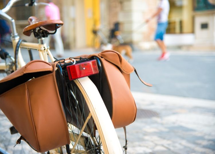 Fahrradtasche | Gepäckträger | Transport - shutterstock 1098126395