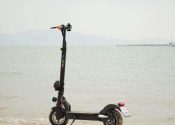 E-Scooter IO Hawk Exit-Cross steht an einem Strand