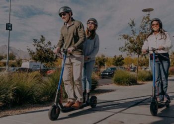 Ein Paar fährt mit einem Bogo Tandem E-Scooter (Foto: Bogo)