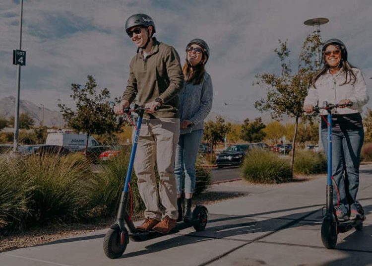 Ein Paar fährt mit einem Bogo Tandem E-Scooter (Foto: Bogo)
