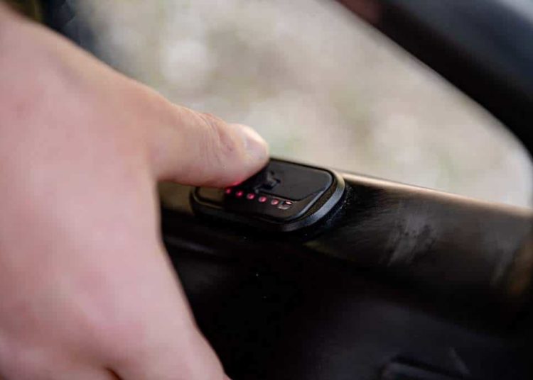 Hand schaltet FAZUA Remote fX
