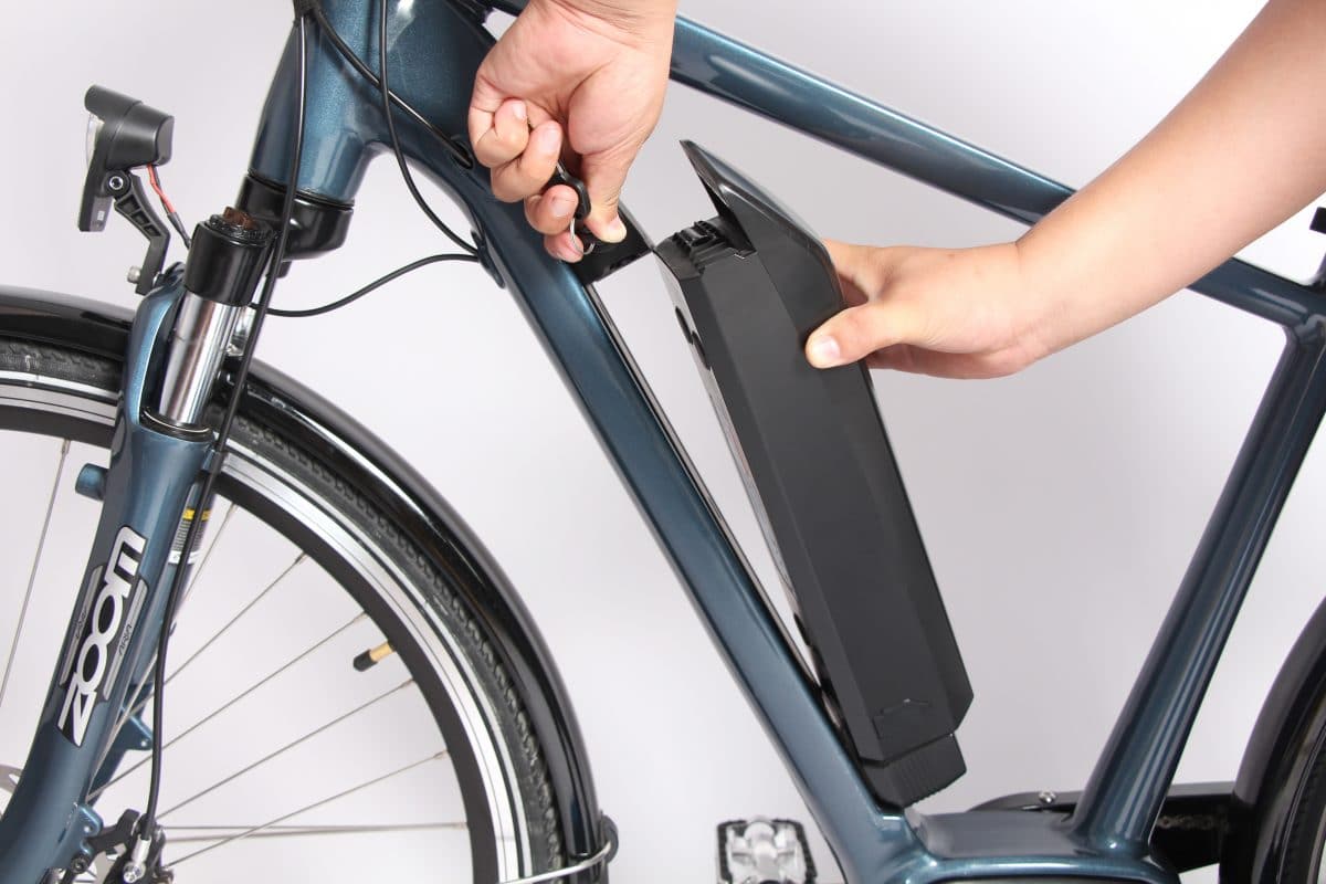 Bafang E-Bike Akku BT F07 wird vom Unterrohr abgenommen