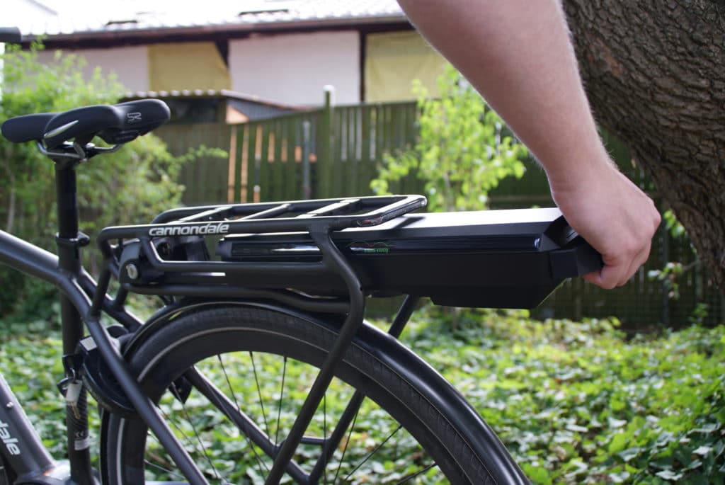 E-Bike Vision Rahmenakku wird eingeschoben