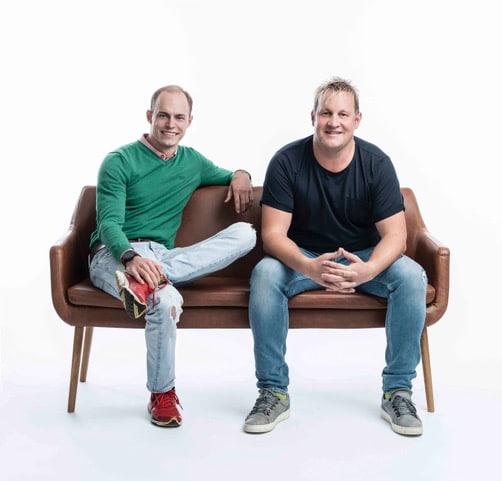 Die beiden geschäftsführenden Gesellschafter Philipp Zimmermann und Richard Hirschhuber sitzend