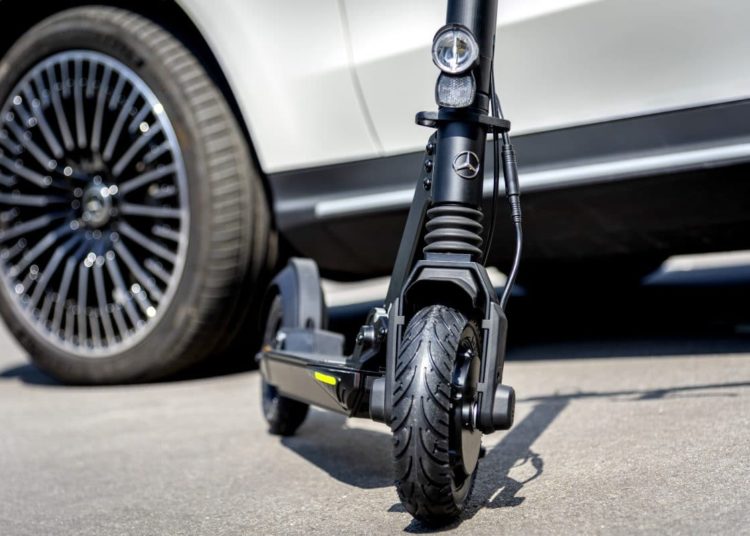 Neu Mercedes-Benz E-Scooter in der EQ Markenfamilie in Kooperation mit micro 

New Mercedes-Benz e-scooter in the EQ brand family, in cooperation with micro