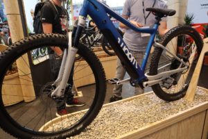 woom E-Mountainbike: Erstes E-Bike aus der Kinderfahrradschmiede