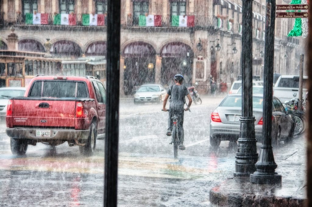 durchnässter Fahrradfahrer ohne Regenkleidung - ebike-news