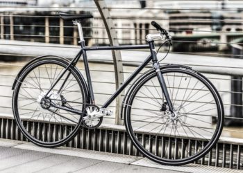 Cooper E Disc an einem Zaun gelehnt (Foto: Cooper Bikes)