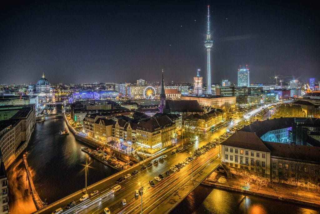 Beleuchtete Straße in Berlin