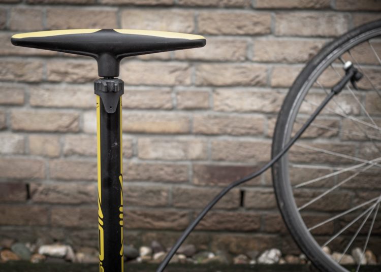 Fahrrad Luftpumpe im Einsatz - eBikeNews