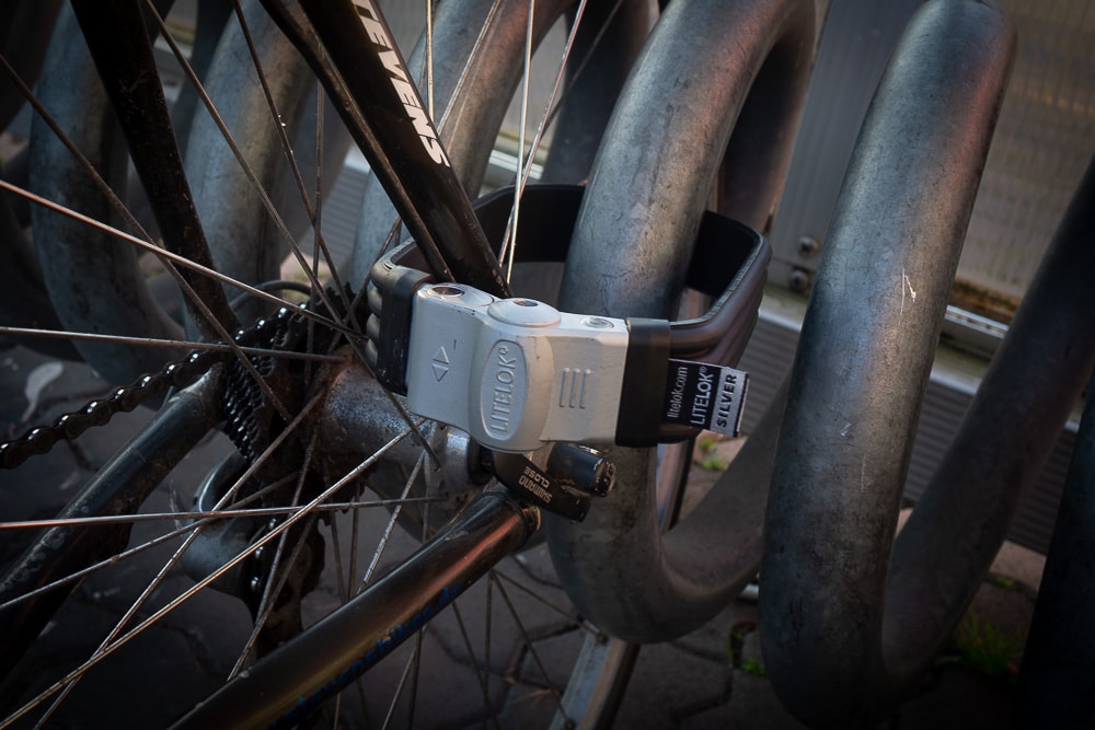 LiteLok-Flexi-U am Fahrradständer - eBikeNews