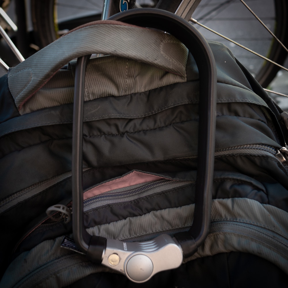 LiteLok Flexi-U Befestigung am Rucksack - eBikeNews