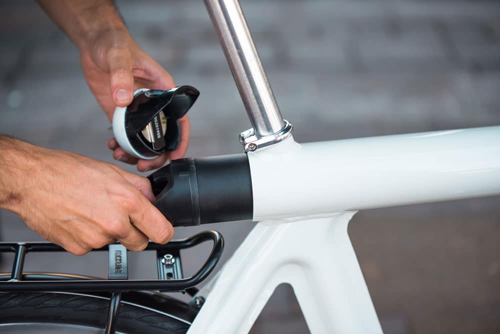 Der wechselbare Akku des Leaos Pressed E-Bike steckt im oberen Rahmenrohr - eBikeNews