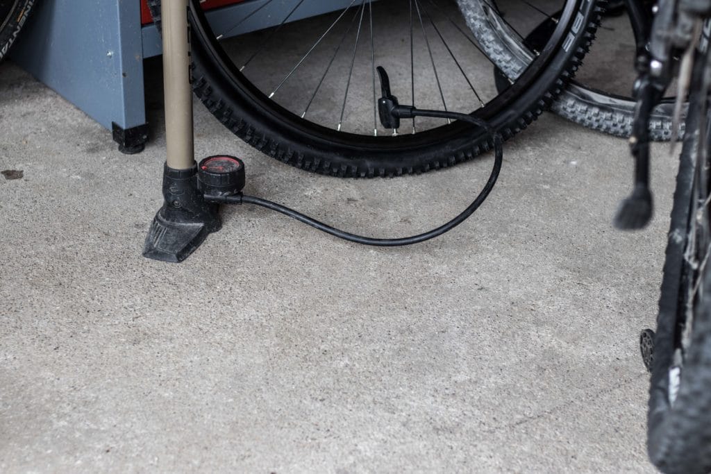 Reifenwechsel am E-Bike, erst wechseln, dann aufpumpen.