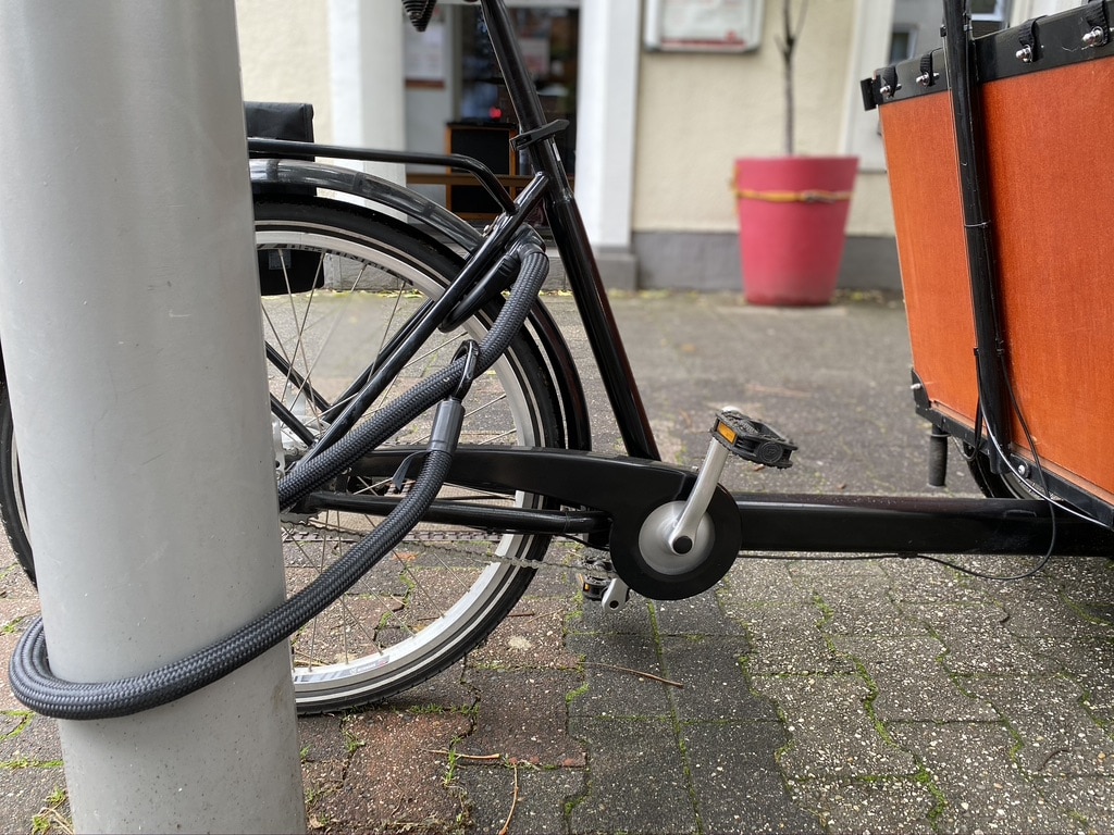 Das Anschließen an der Straßenlaterne ist kein Problem - eBikeNews