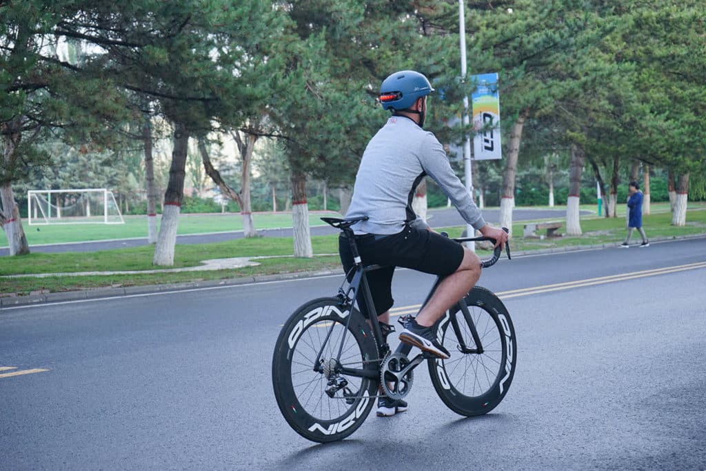 LED-Helm am Rennrad - eBikeNews