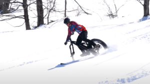 Abfahrt im Pulverschnee: Video zeigt E-Bike mit Skier