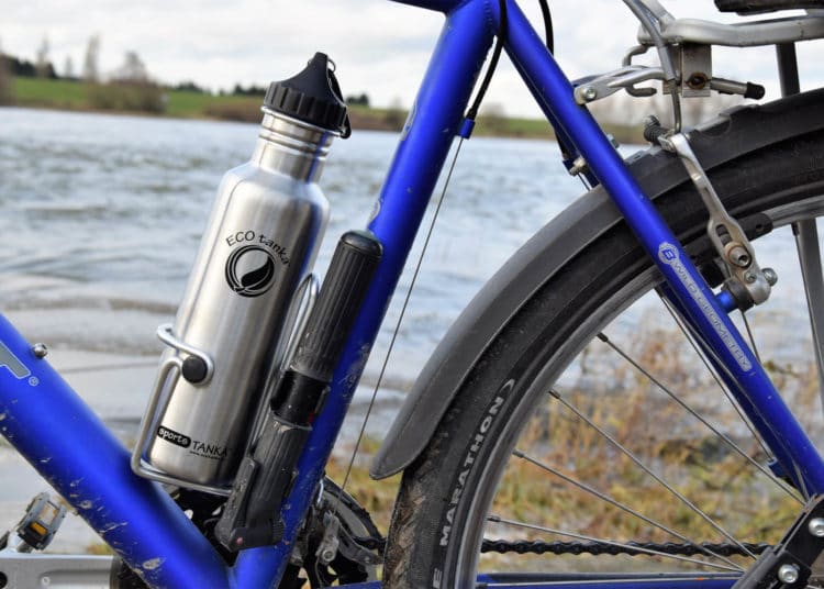 Die Sportstanka von Ecotanka im Getränkehalter - eBikeNews