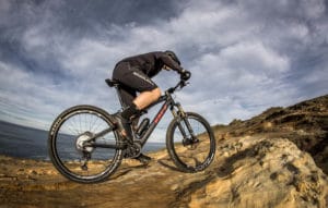 16,8 Kilogramm leichtes E-MTB: BH Bikes setzt beim iLynx Race Carbon auf eigenen Motor