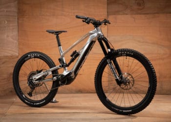 Leicht, steif und ein echter HIngucker: Das AluAlutech CNC E-Fanes