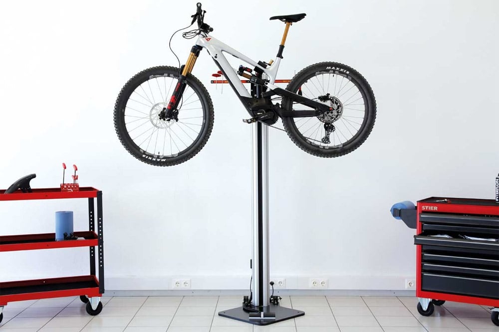 Neuer Montageständer kann selbst schwere E-Bikes mühelos anheben - eBikeNews