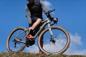 Ein E-Bike, das Konventionen bricht: der Abenteuer-Allrounder Cairn Brave