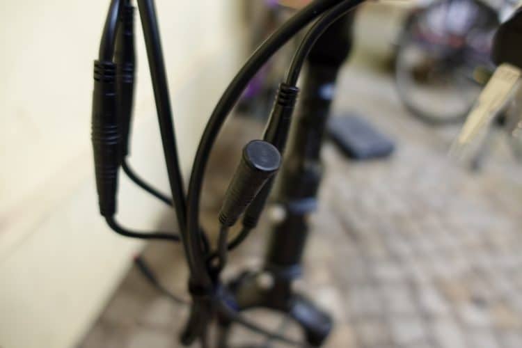 Himiway City Pedelec Kabel am Lenker | Quelle: eBikeNews
