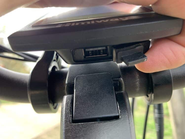 Himiway City Pedelec USB-Ladeanschluss unterhalb des Displays | Quelle: eBikeNews