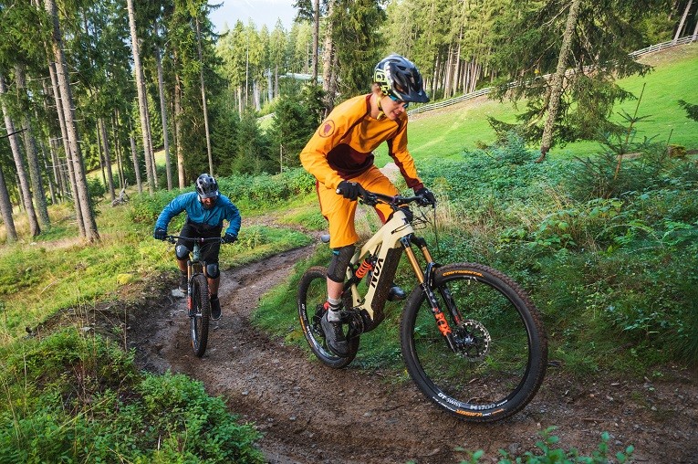 Nox E-Bikes 2022 im Gelände - eBikeNews