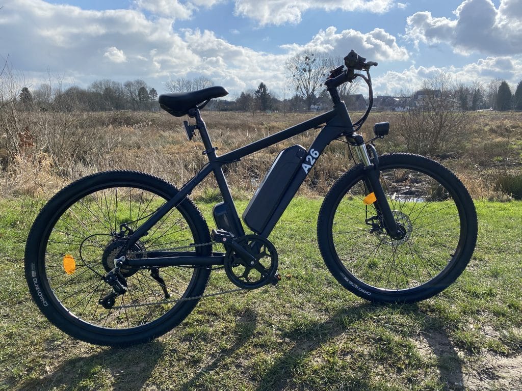 Günstiges E-Bike im Gelände