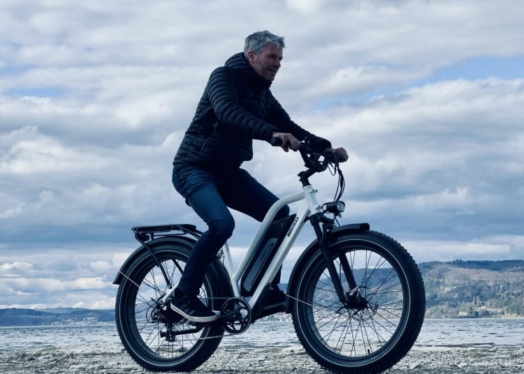 Himiway Cruiser Step-Thru am Strand | Quelle: eBikeNews