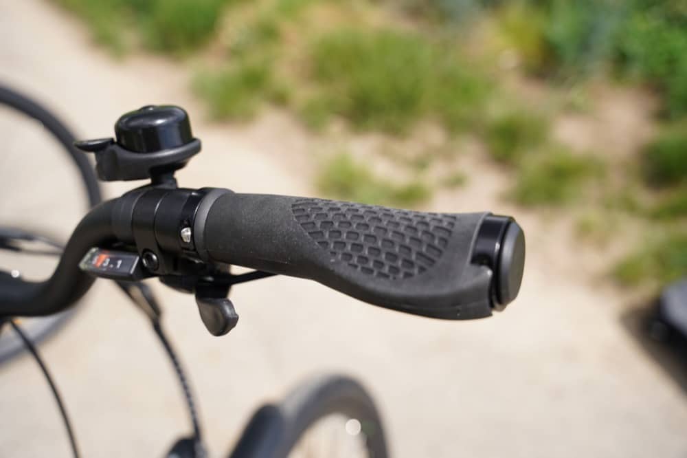 Gangschaltung und ergonomische Griffe an den beiden Jeep E-Bikes