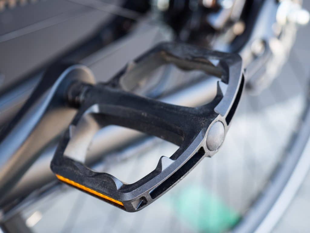 Gute Flat-Pedals sind im Lieferumfang enthalten