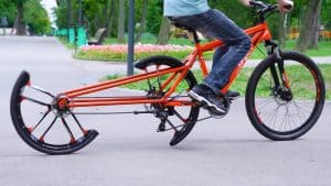 Mit zwei halben Reifen: Tüftler „repariert“ sein Fahrrad