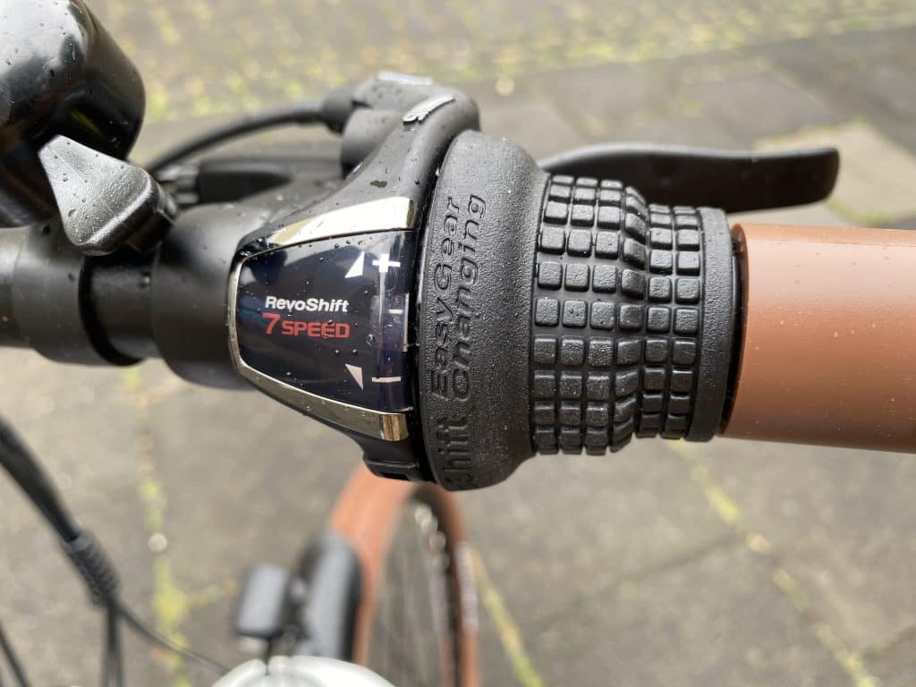 7 Gang Schaltung wird über den Drehgriff gesteuert - eBikeNews