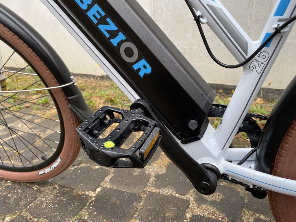 Beim Bezior M2 werden Stahlpedale mitgeliefert - eBikeNews