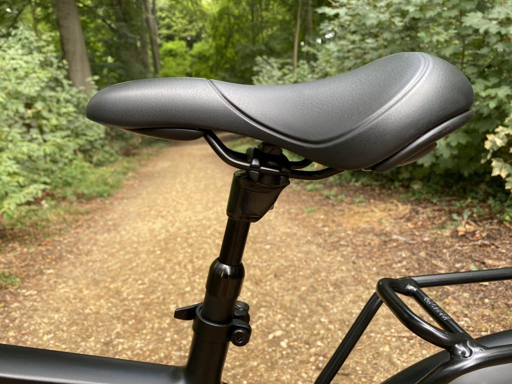 Bequemer Sattel mit gefederter Sattelstütze