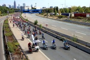 Volksbegehren per Fahrrad über die Autobahnen von Frankfurt nach Wiesbaden legt Verkehr lahm
