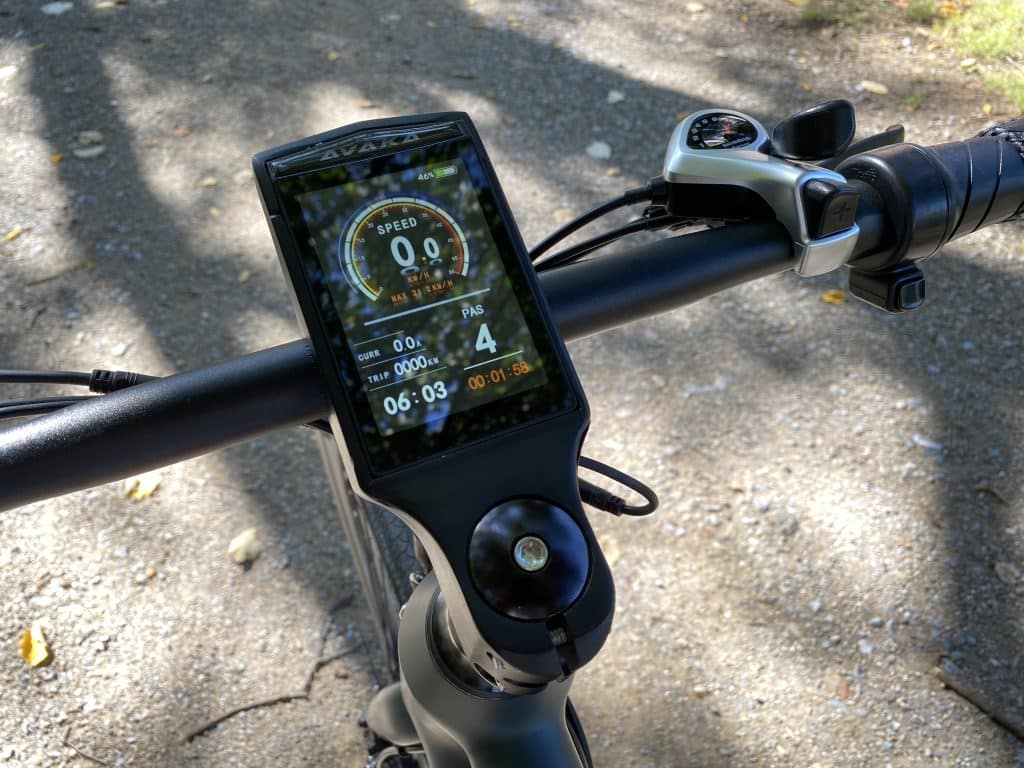 Avaka R1 hat ein riesiges Display verbaut