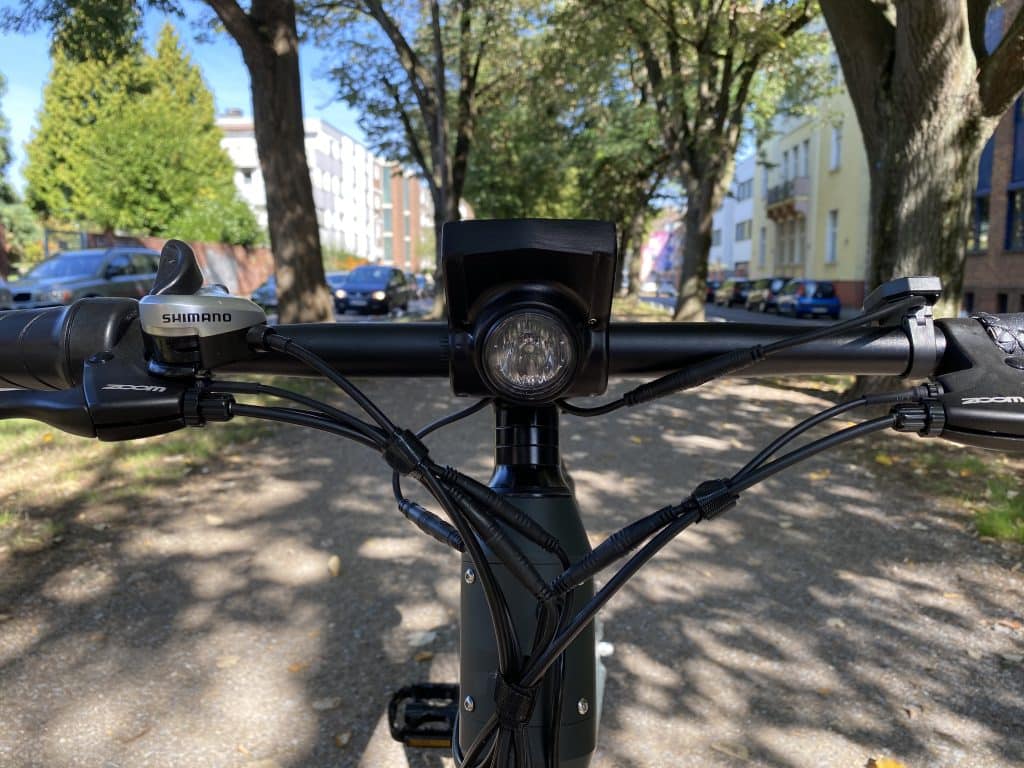 Die Displayhalterung aus massivem Stahl mit Frontlicht