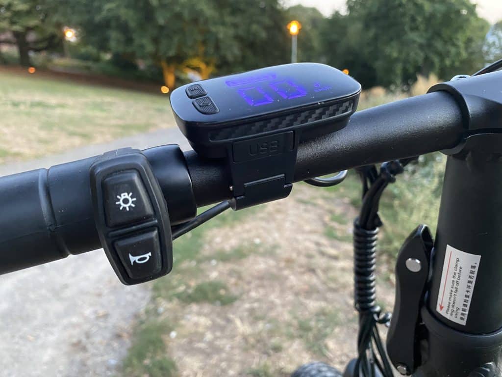 Fiido Display hat einen USB Anschluss und eine Hupe